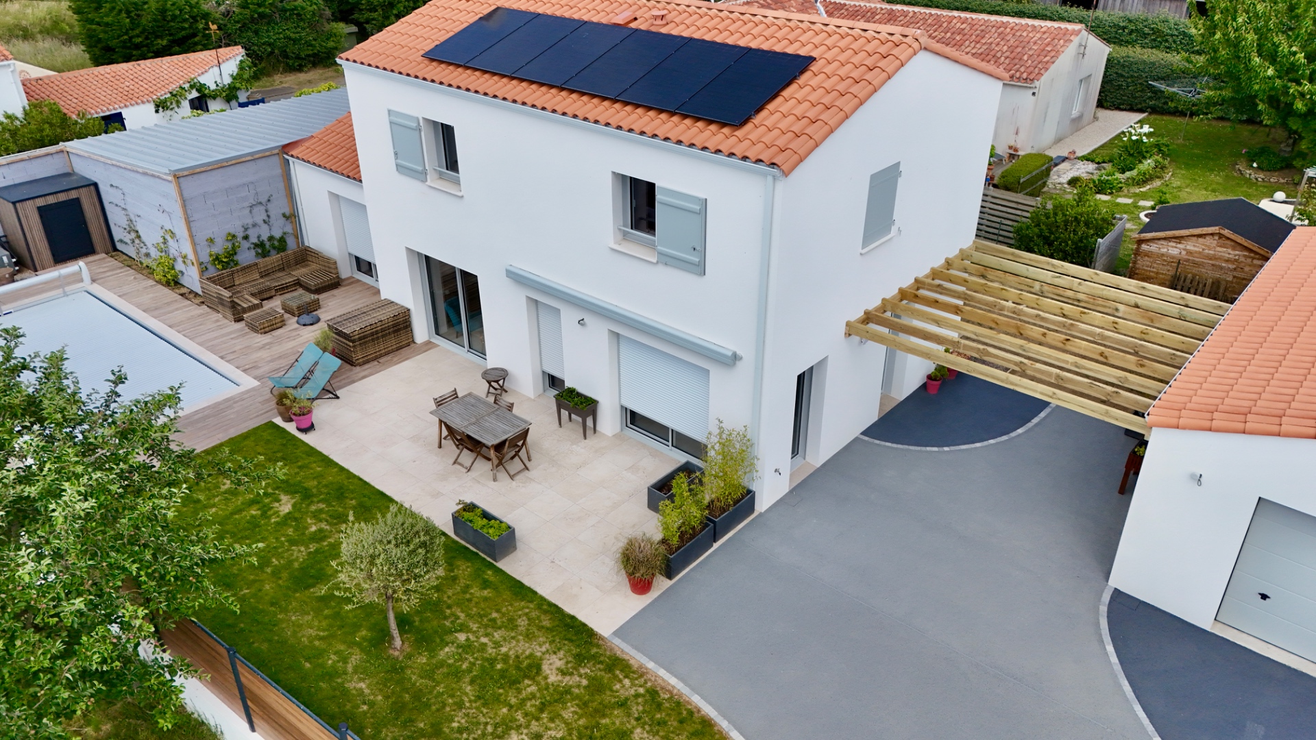 Vue drone — terrasse, pergola et carport sur-mesure