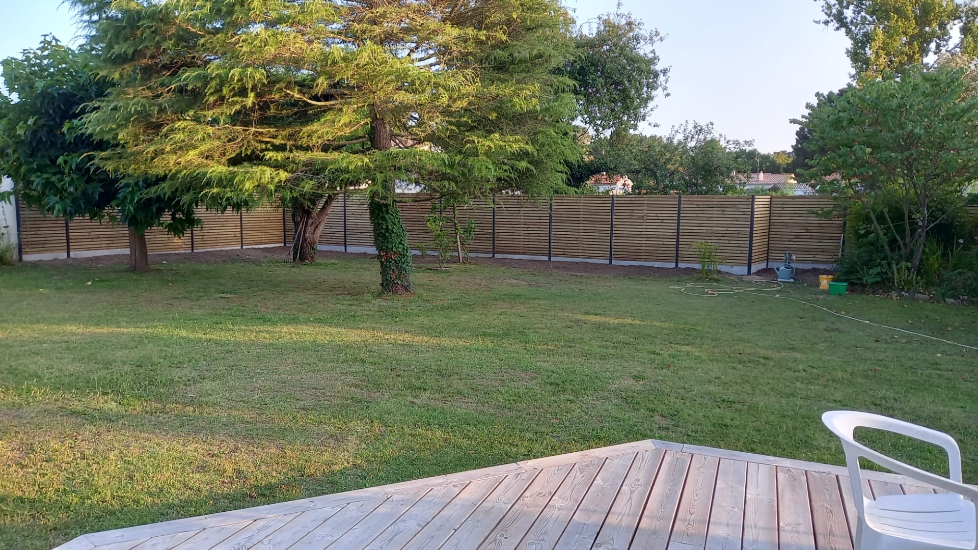 Terrasse bois et clôture lames horizontales sur-mesure, réalisation Océanic Systems Vendée
