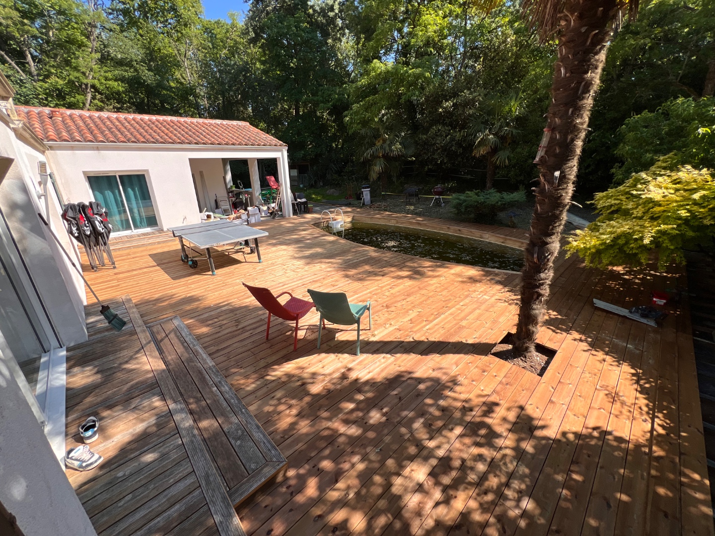 Terrasse bois avec piscine naturelle sur-mesure