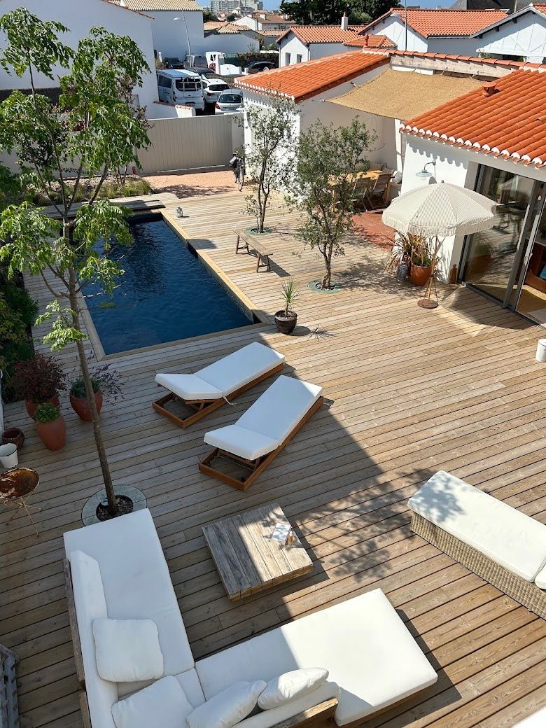 Grande terrasse en bois avec piscine réalisée sur-mesure à Saint-Gilles-Croix-de-Vie par Océanic Systems