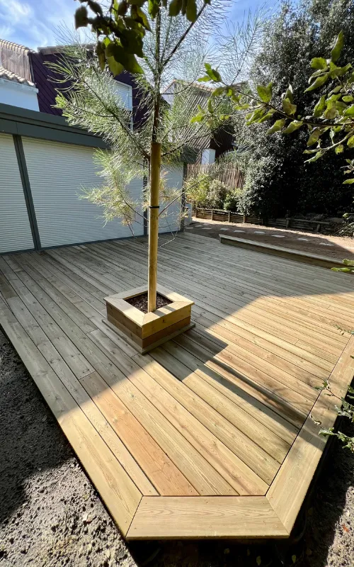 Terrasse bois avec bac à arbre intégré sur-mesure