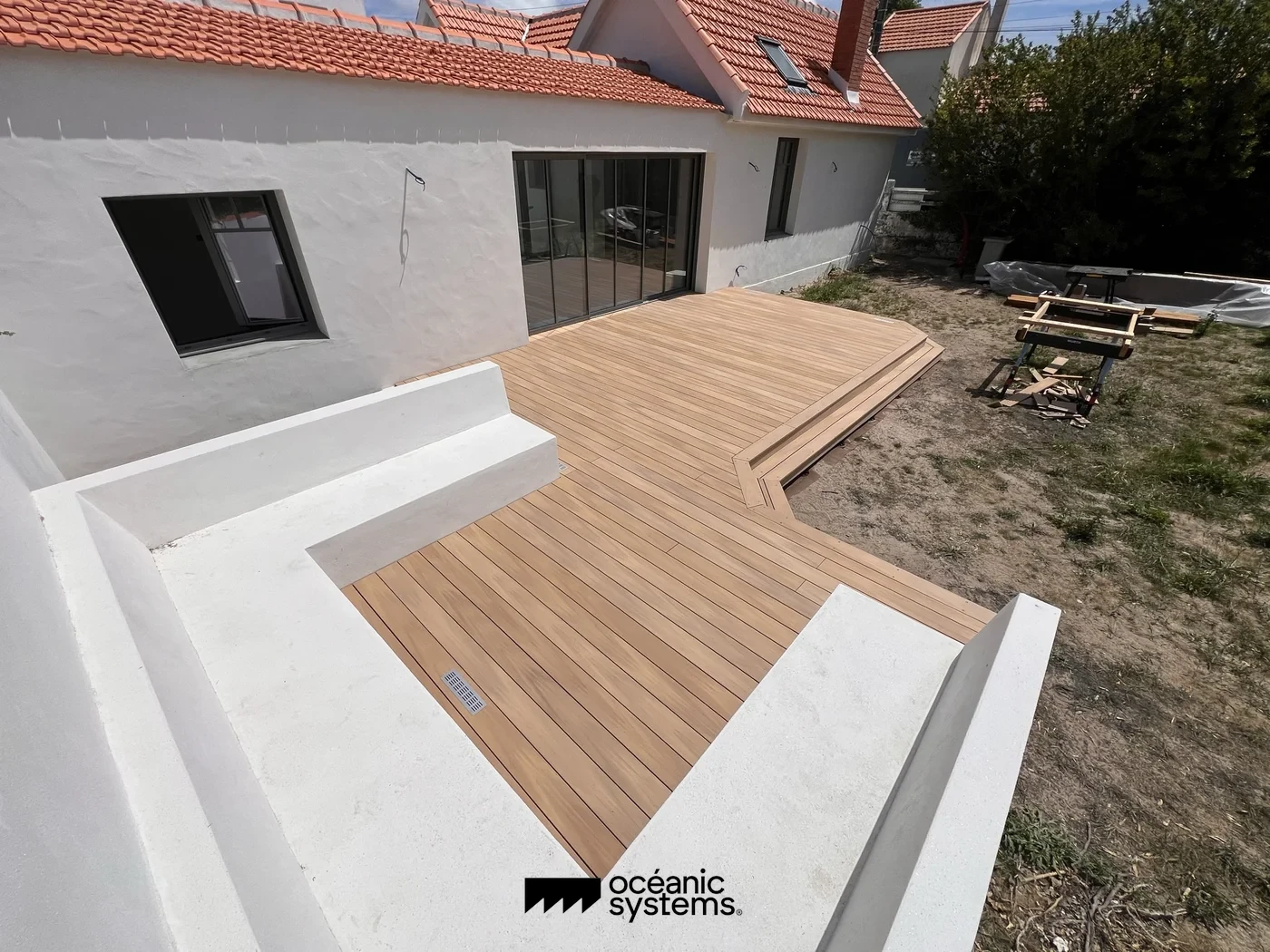 Terrasse composite Silvadec sur-mesure avec découpe en biseau, réalisation Océanic Systems Vendée