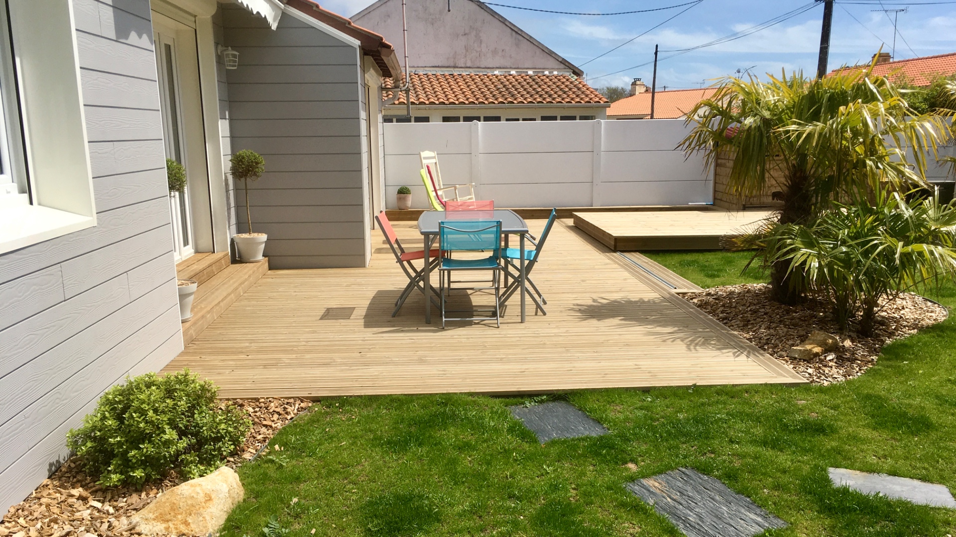 Terrasse en bois sur-mesure avec coin repas, réalisation Océanic Systems