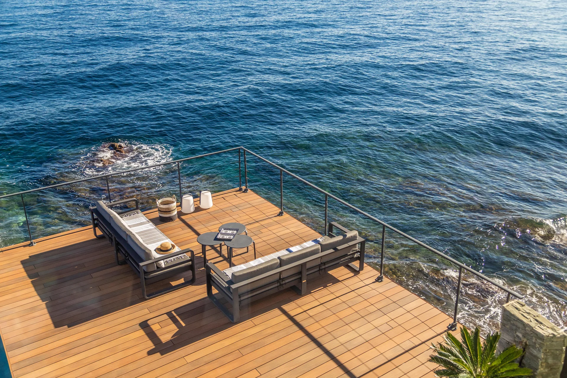 Terrasse composite Silvadec en bord de mer — Océanic Systems Vendée