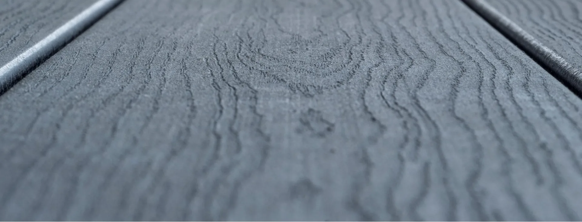 Gros plan texture lames composite Silvadec — détail surface brossée Océanic Systems Vendée