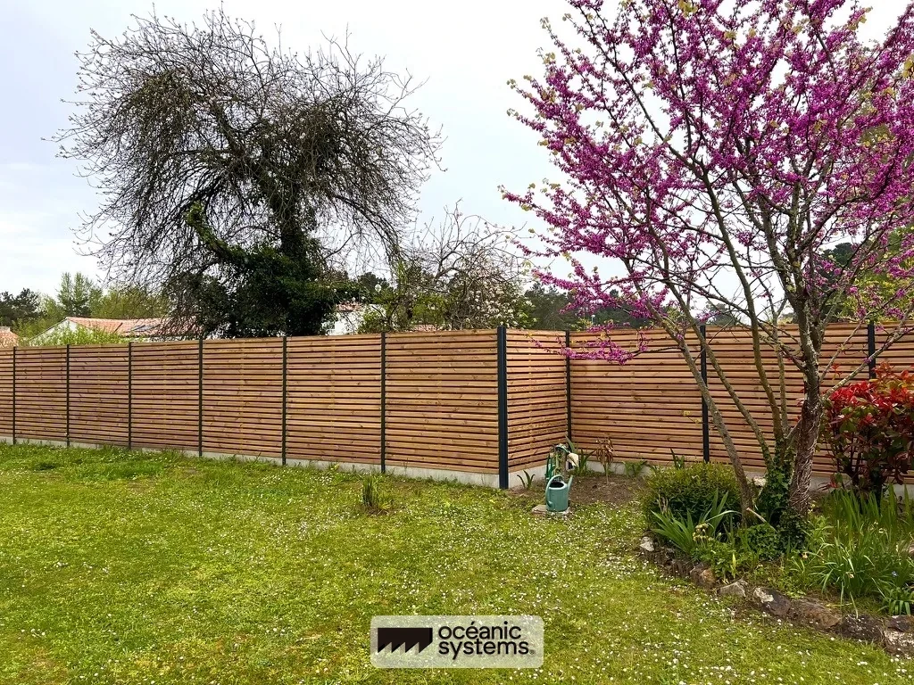 Clôture bois sur-mesure sur muret