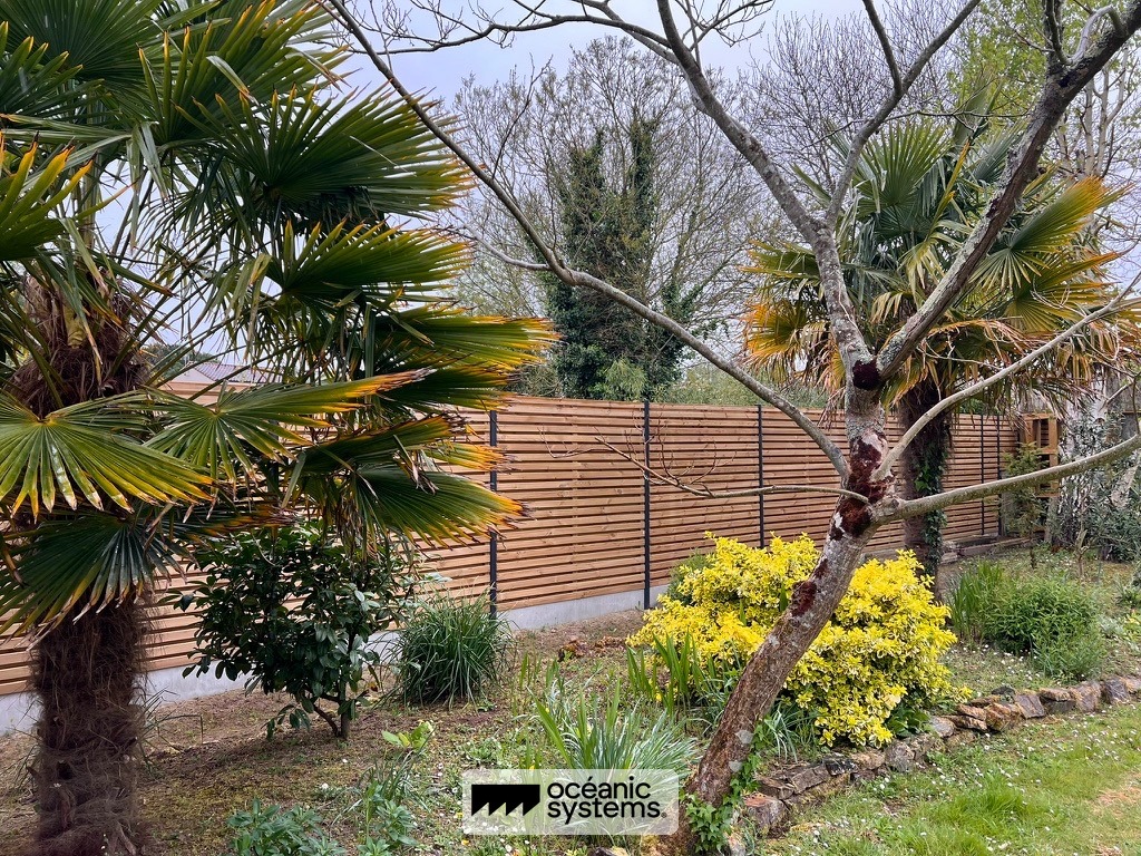 Clôture bois lames horizontales sur-mesure avec poteaux métal, réalisation Océanic Systems Vendée