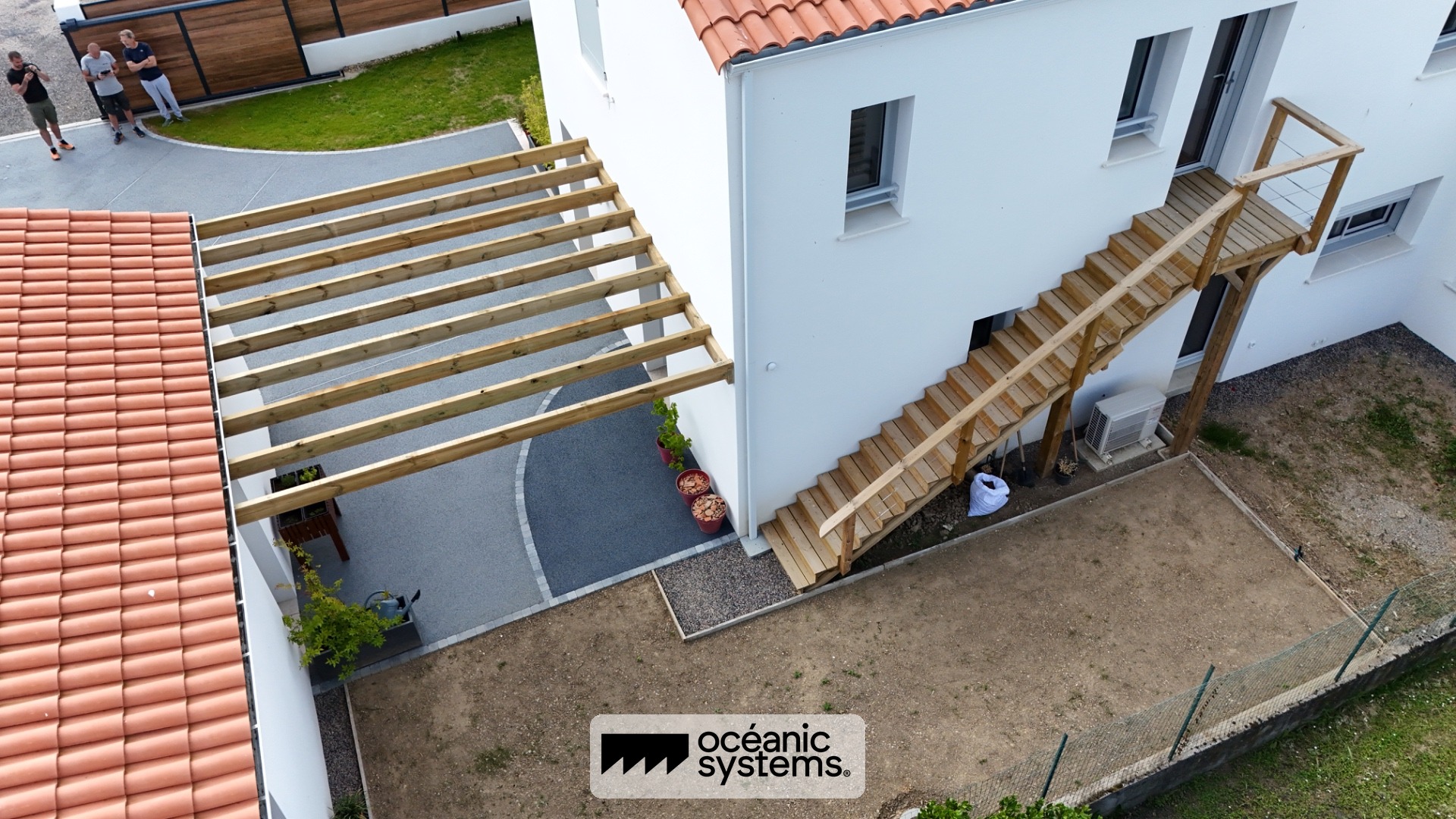 Vue drone — carport bois et escalier extérieur sur-mesure