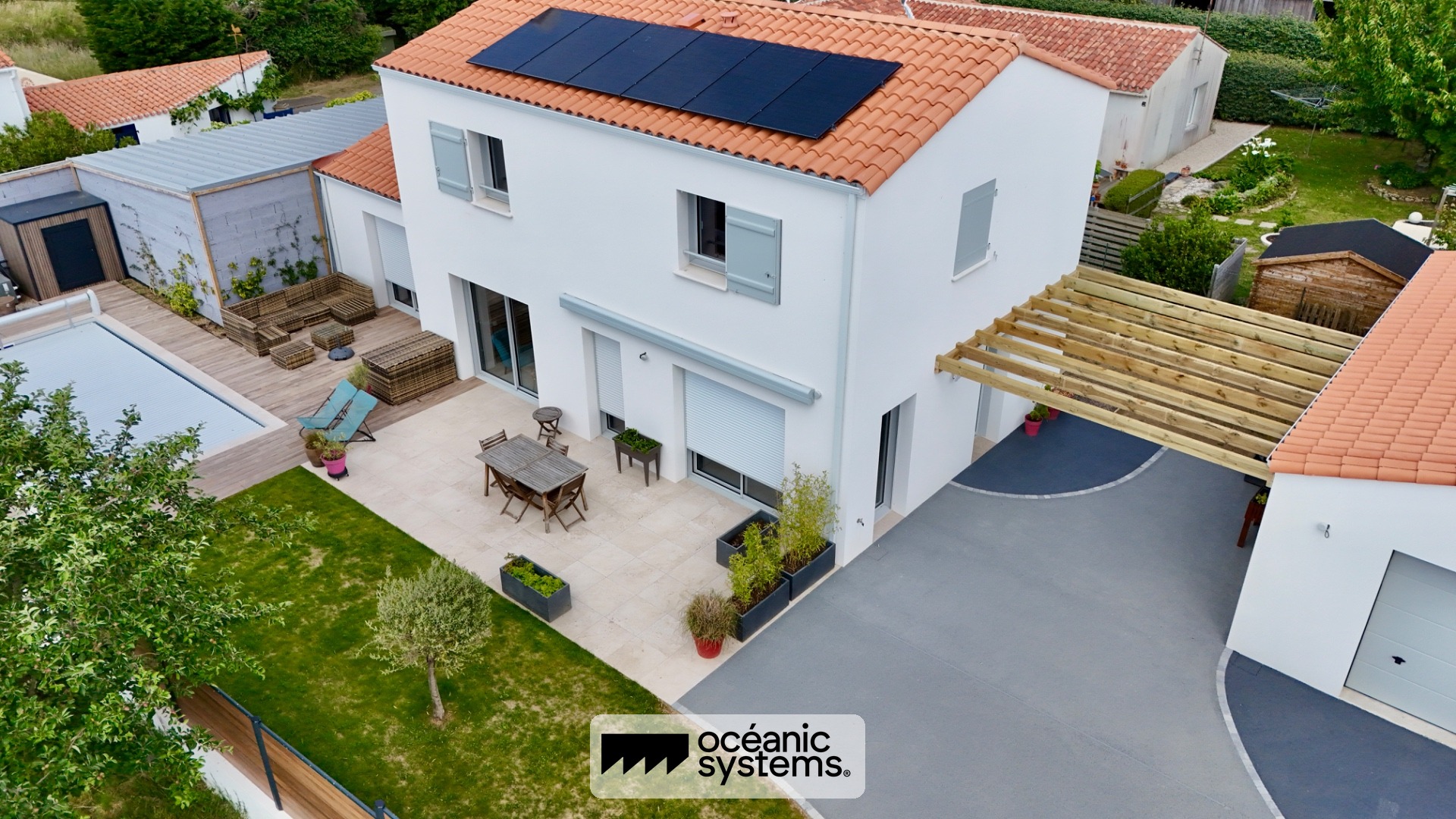 Vue drone — terrasse, pergola et carport sur-mesure
