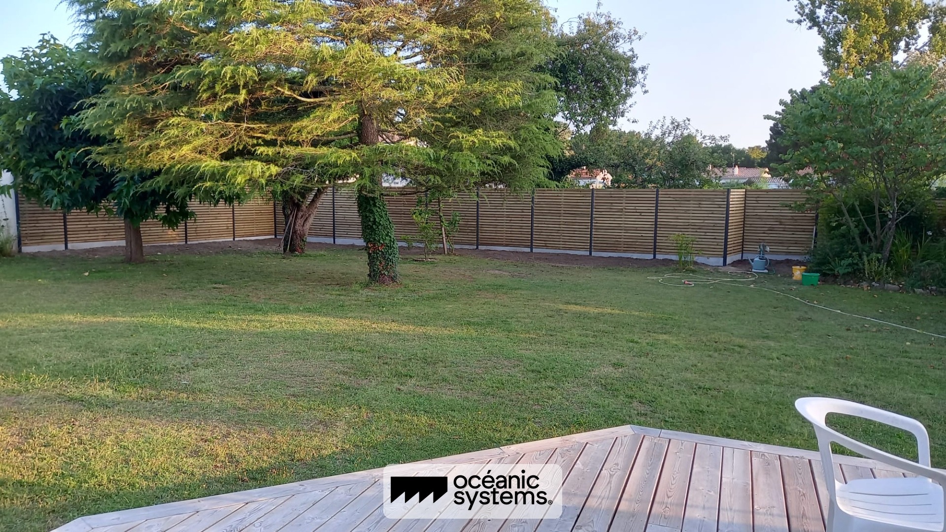 Terrasse bois et clôture lames horizontales sur-mesure, réalisation Océanic Systems Vendée