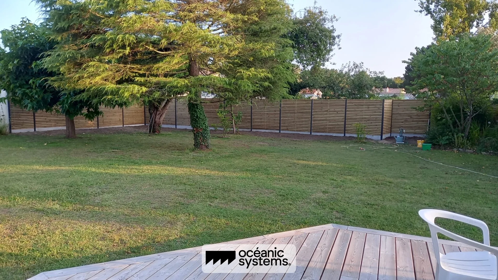 Terrasse bois et clôture lames horizontales sur-mesure, réalisation Océanic Systems Vendée