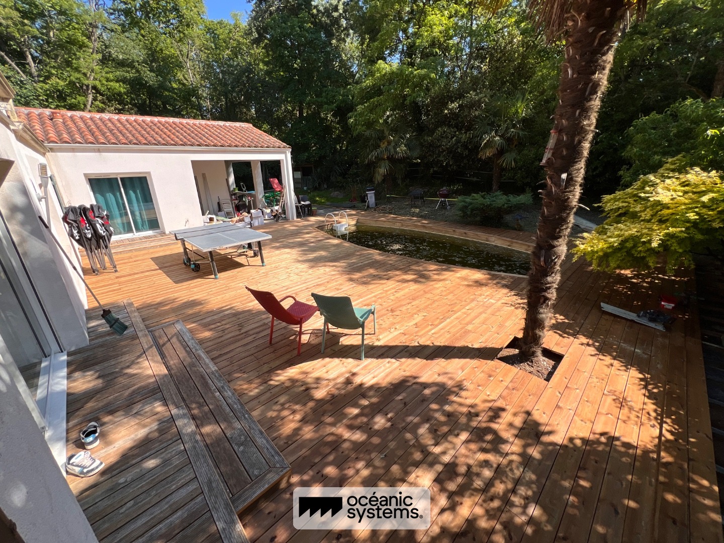 Terrasse bois avec piscine naturelle sur-mesure