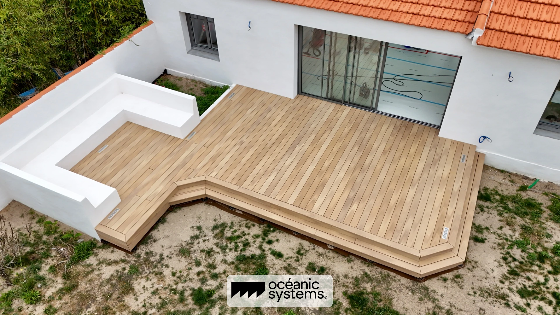 Terrasse composite Silvadec sur-mesure avec découpe en biseau, réalisation Océanic Systems Vendée