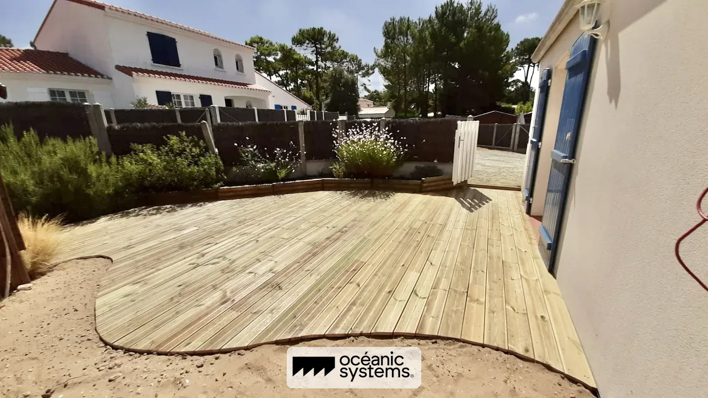 Terrasse bois pin traité sur-mesure arrondie, Brétignolles-sur-Mer — réalisation Océanic Systems Vendée