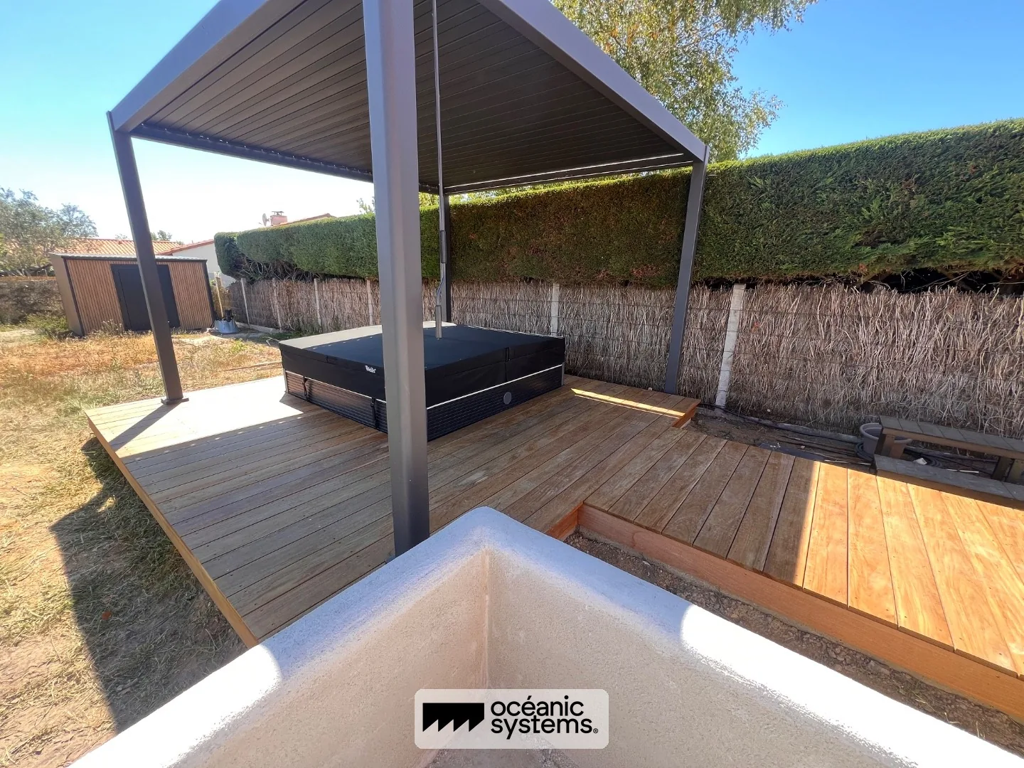 Terrasse bois exotique sur-mesure avec entourage spa, réalisation Océanic Systems Vendée