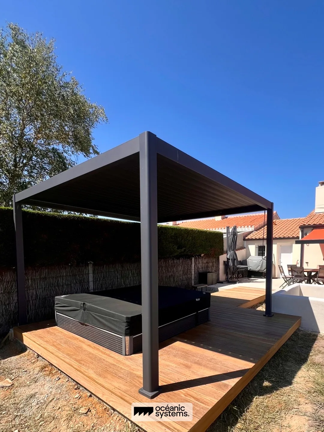 Terrasse bois exotique entourage spa sur-mesure, réalisation Océanic Systems Vendée