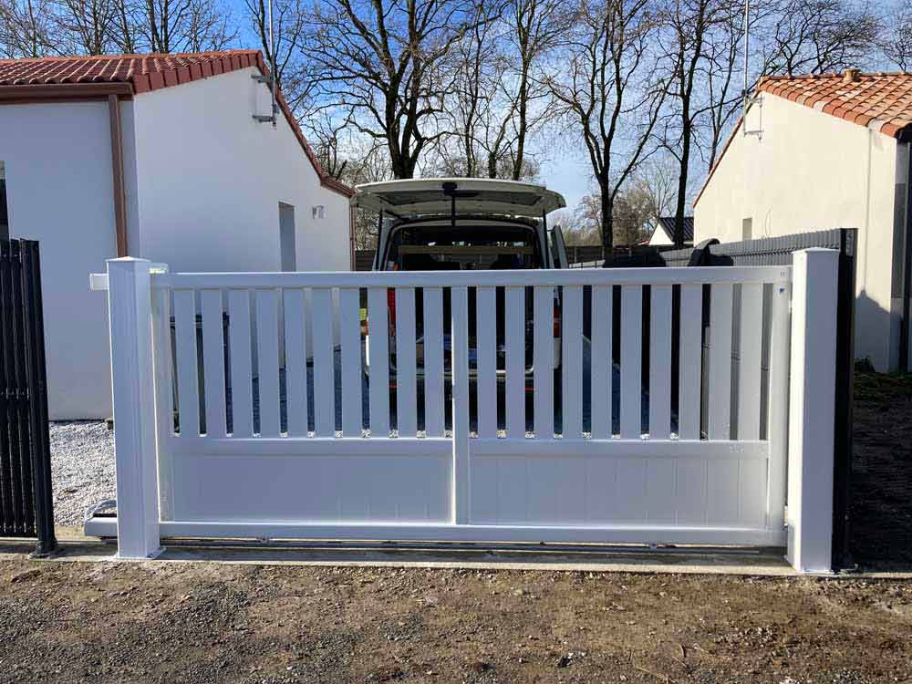 fabrication et pose de portail en PVC vendée aménagement extérieur jardin 85